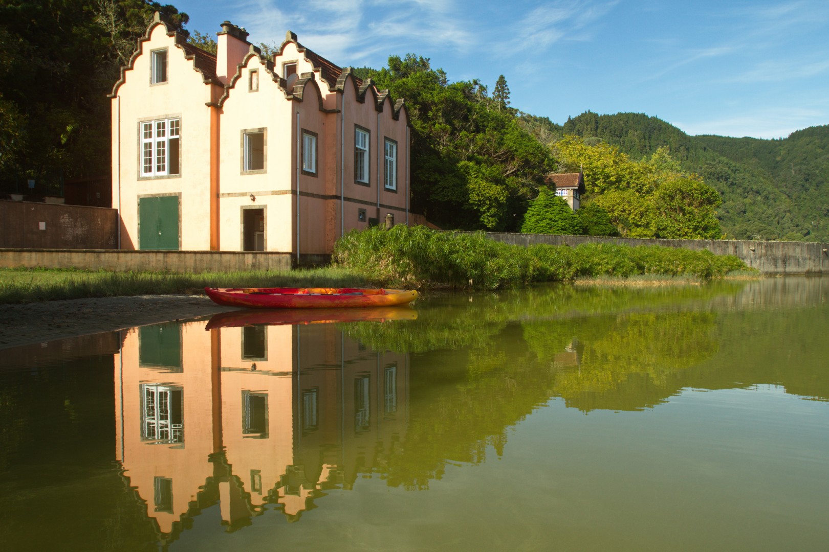 Casa dos Barcos reflected in Lagoa das Furnas