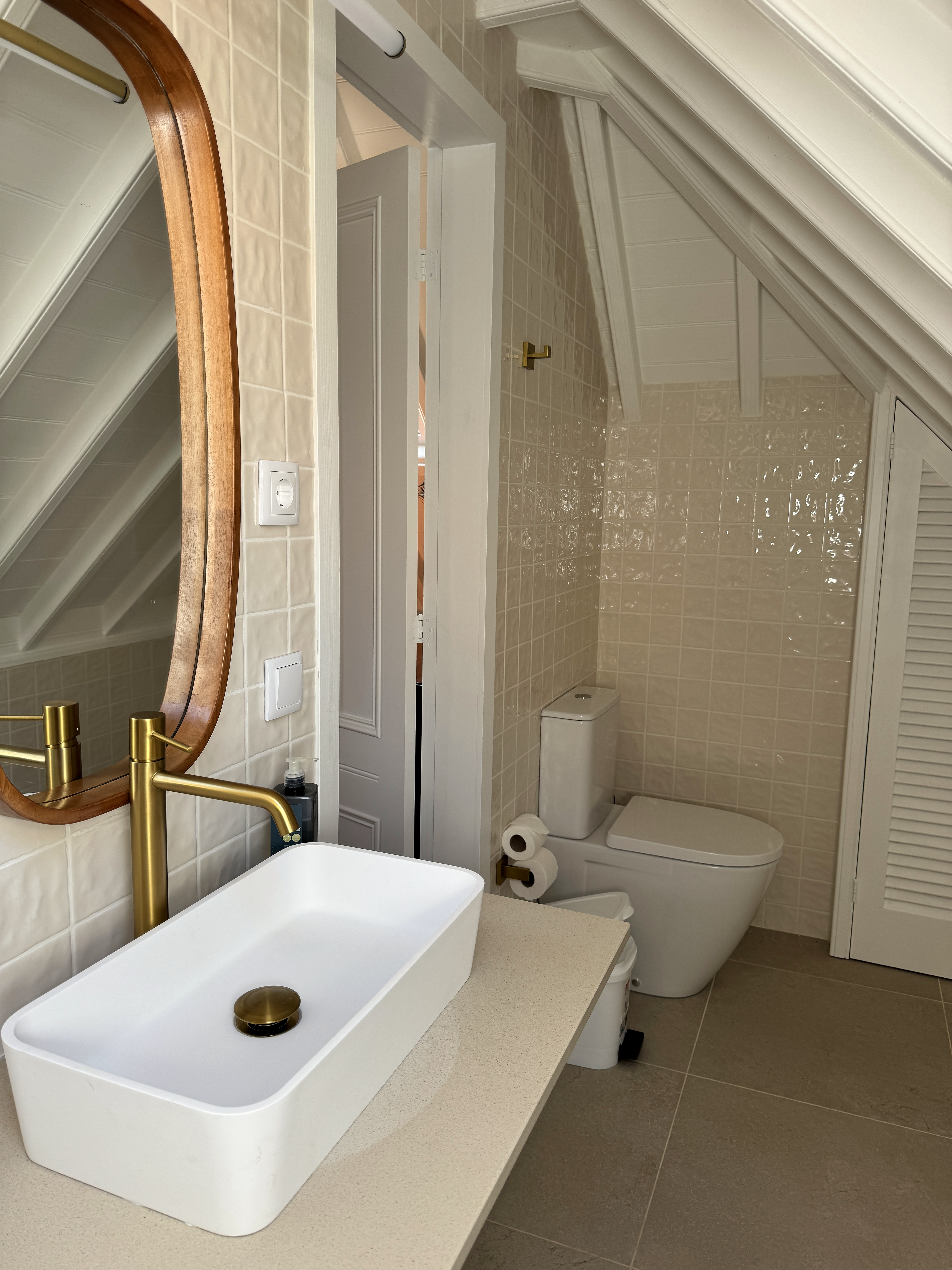 Upper-floor en-suite bathroom