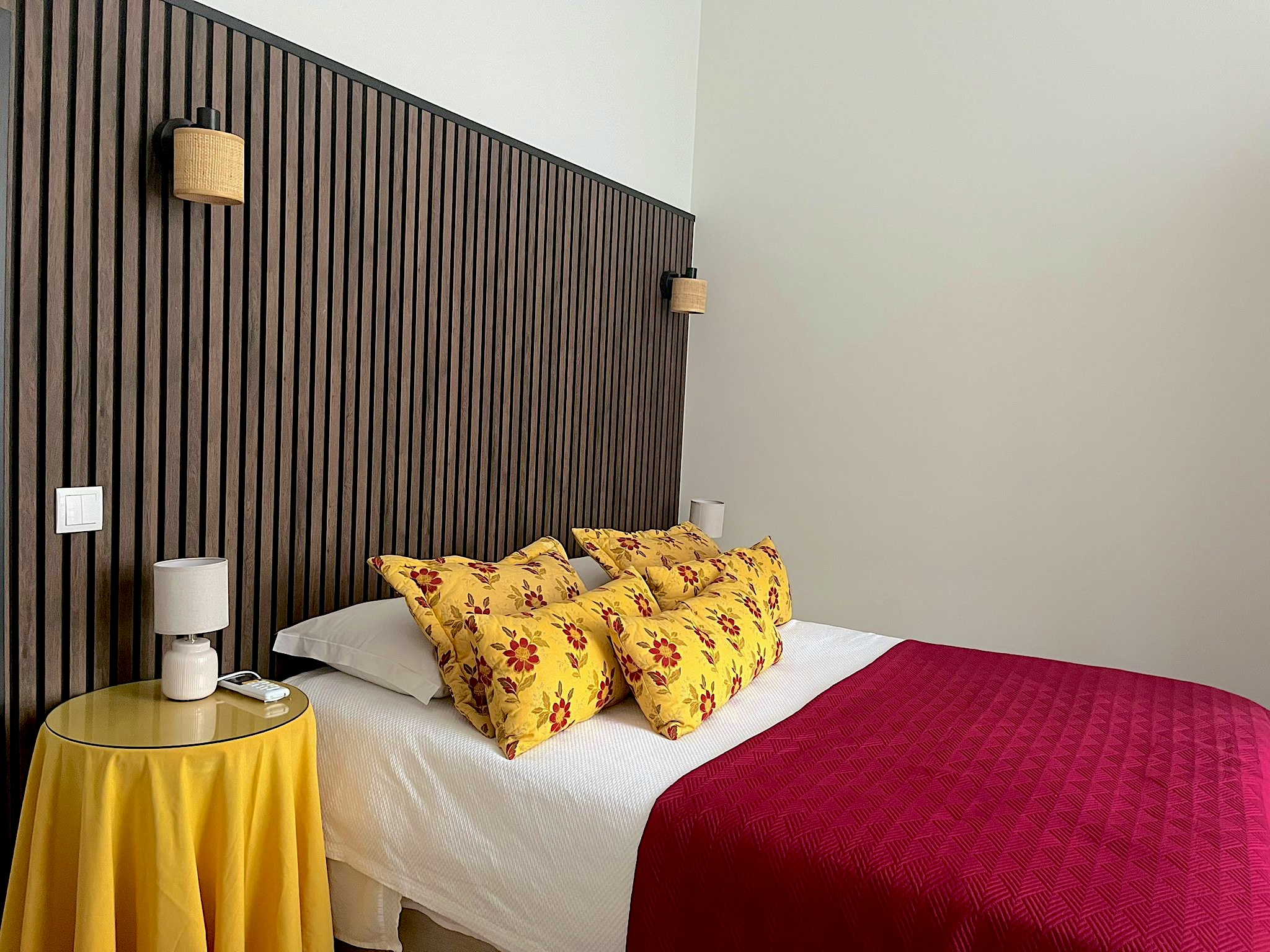 Double bedroom with lake-facing windows