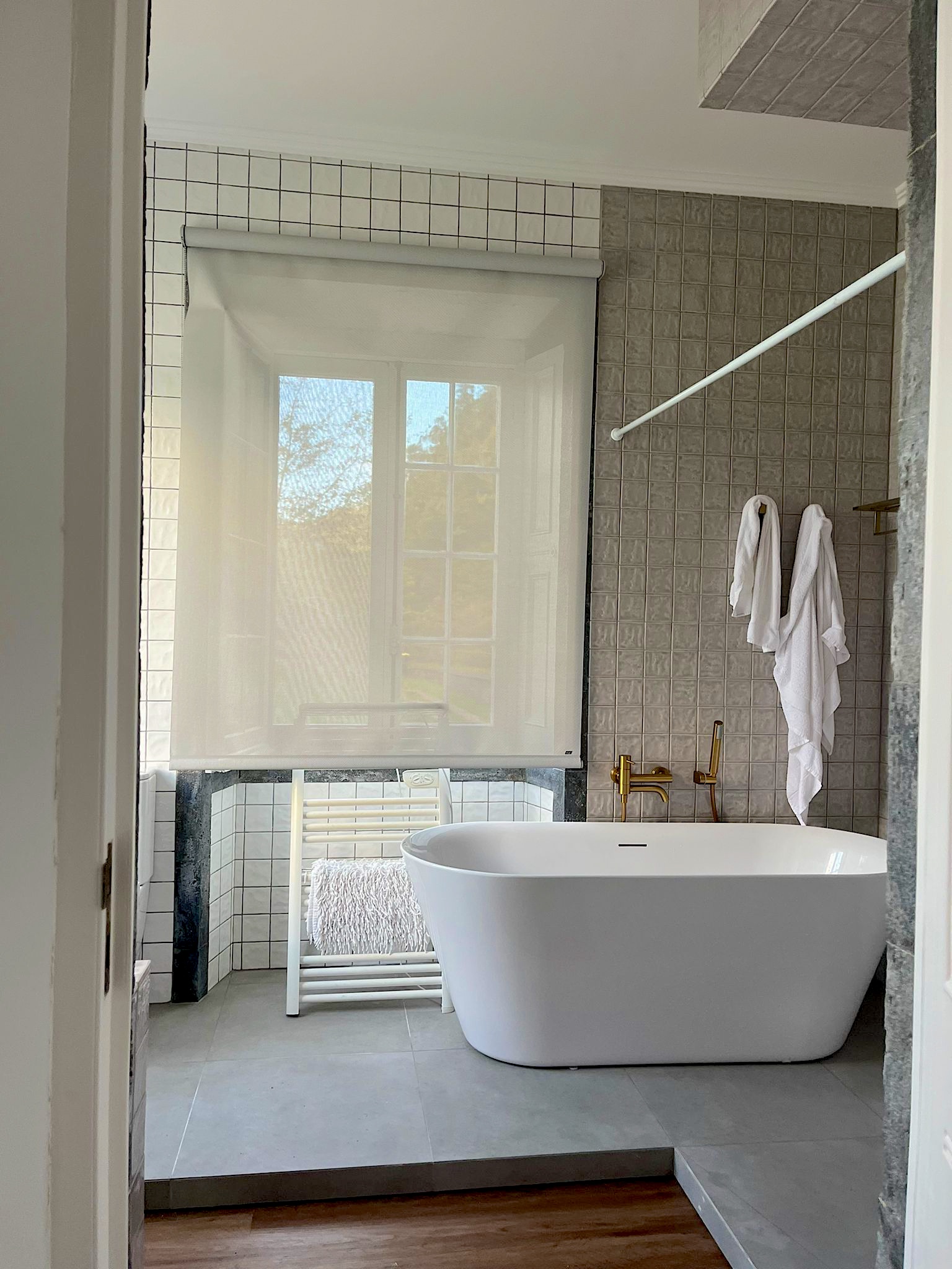Freestanding bathtub in the lake-level bathroom