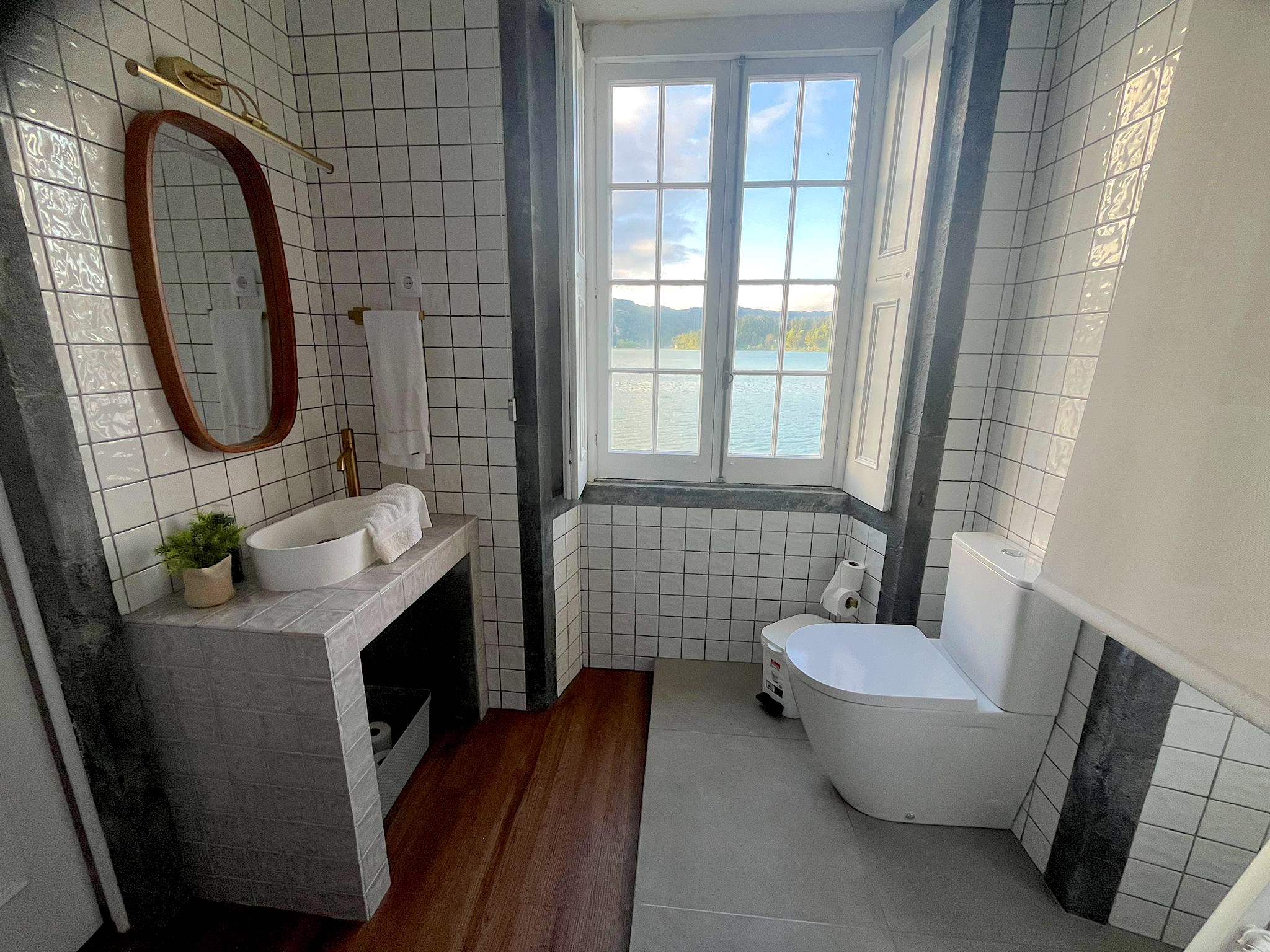 Private bathroom on the lake level